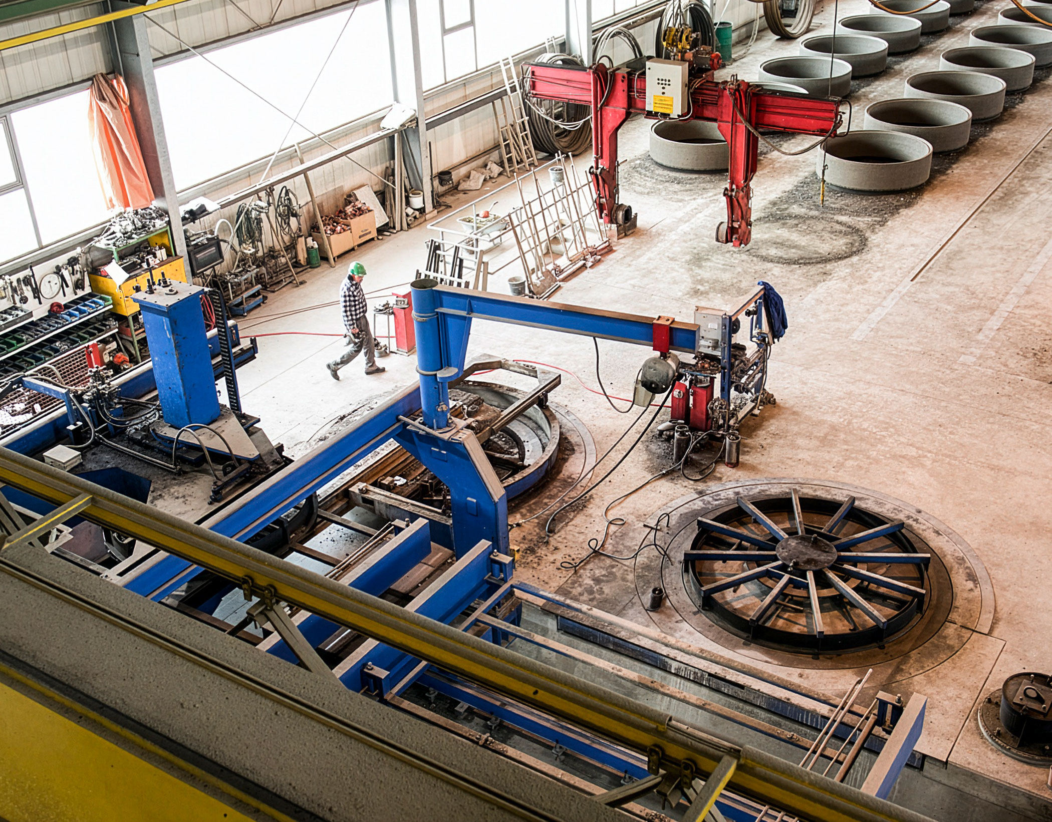 Blick in die Fertigungshalle für hochwertige Stahlbetonfertigteile